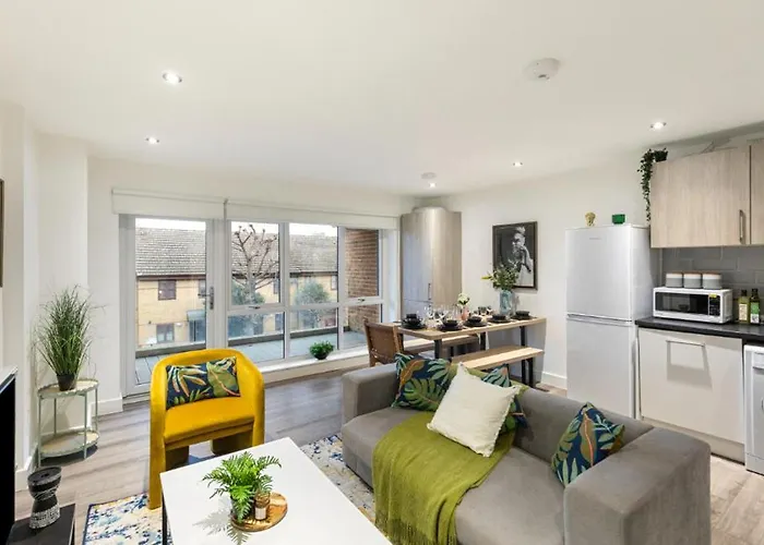 A Splash Of Color: Spacious & Funky 3-Br Flat