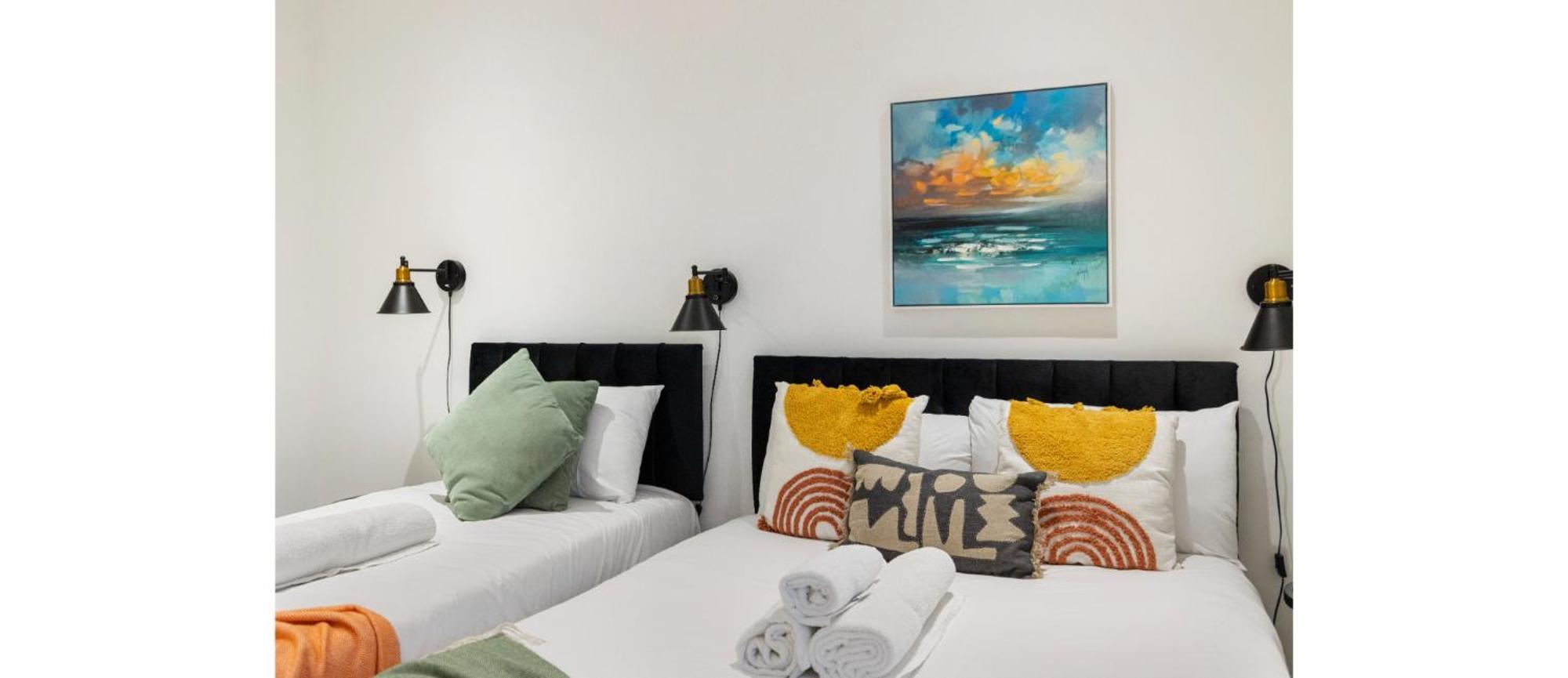 A Splash Of Color: Spacious & Funky 3-br Flat Londra