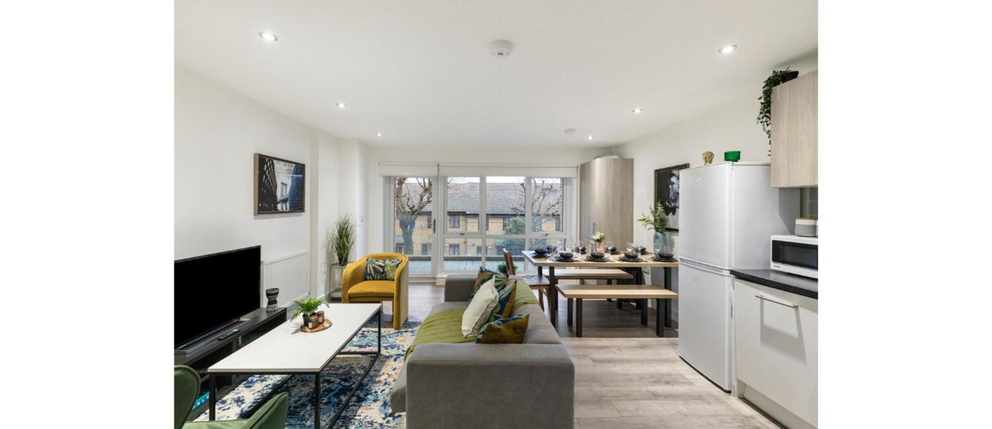 A Splash Of Color: Spacious & Funky 3-br Flat Londra
