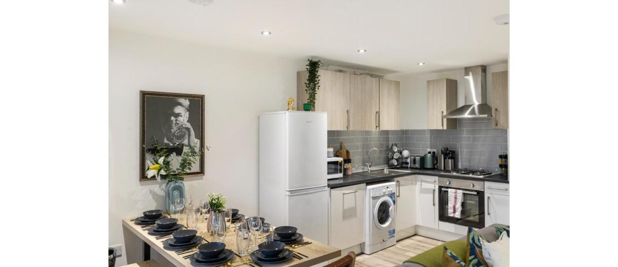 A Splash Of Color: Spacious & Funky 3-br Flat Londra