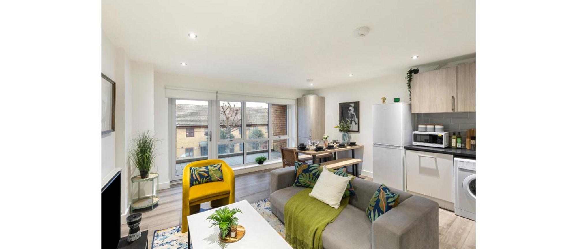 A Splash Of Color: Spacious & Funky 3-br Flat Londra