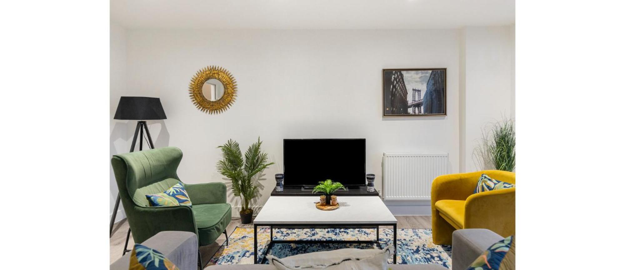 A Splash Of Color: Spacious & Funky 3-br Flat *