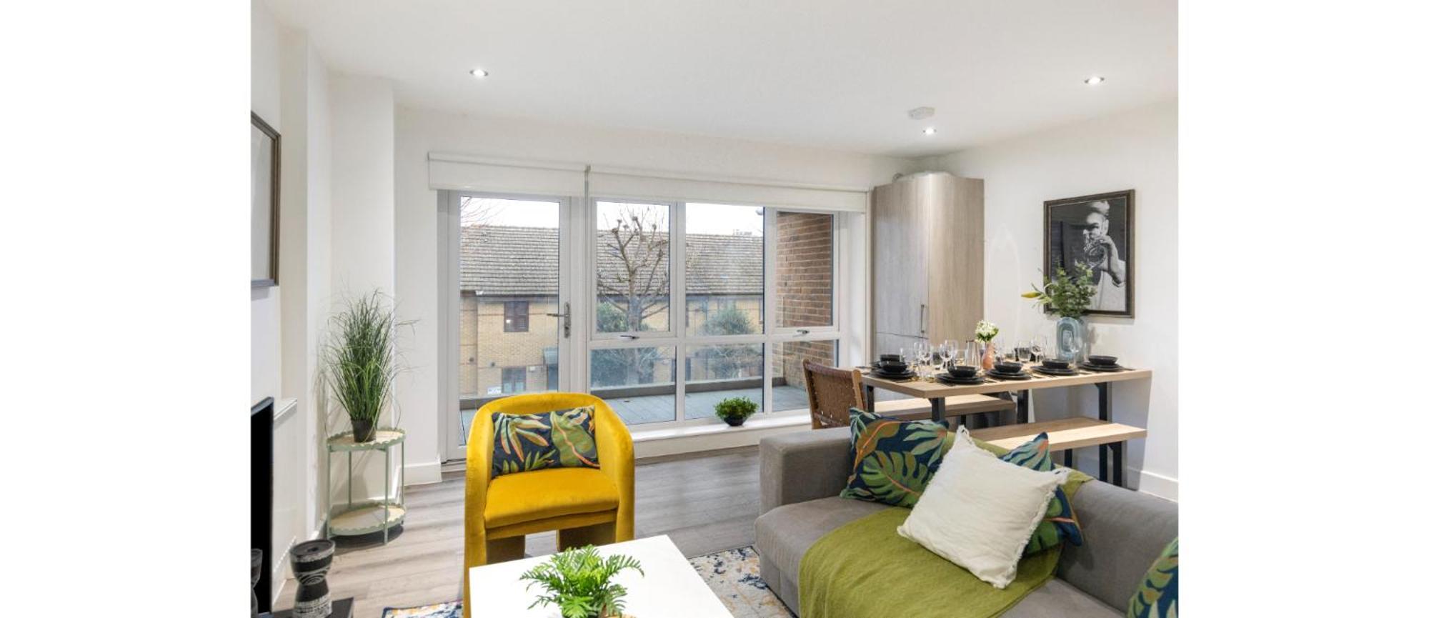 A Splash Of Color: Spacious & Funky 3-br Flat