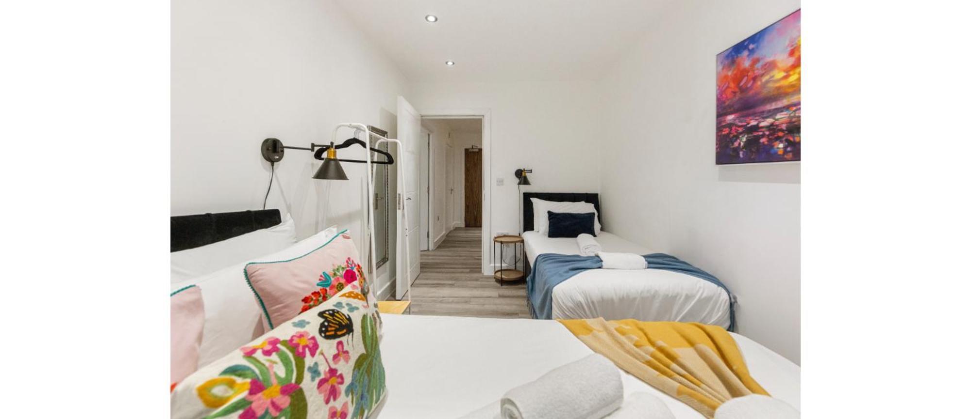 A Splash Of Color: Spacious & Funky 3-br Flat Londra