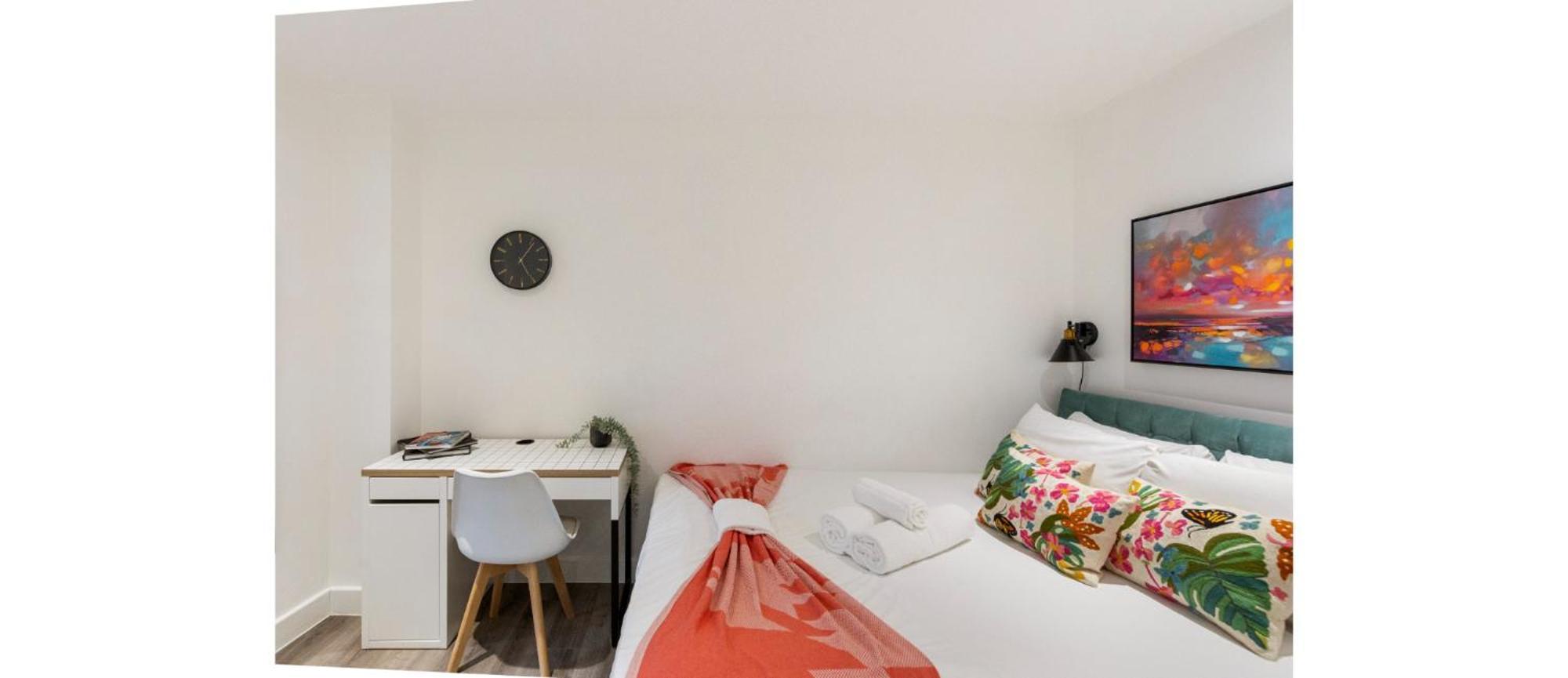 A Splash Of Color: Spacious & Funky 3-br Flat *