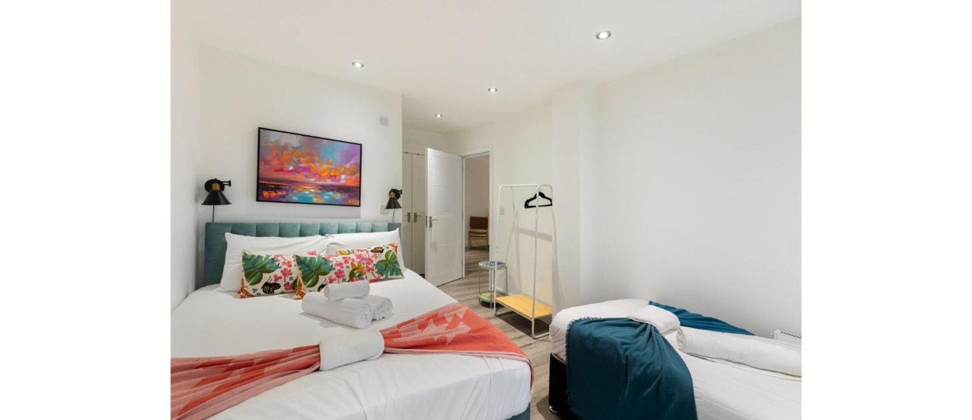 A Splash Of Color: Spacious & Funky 3-br Flat Londra