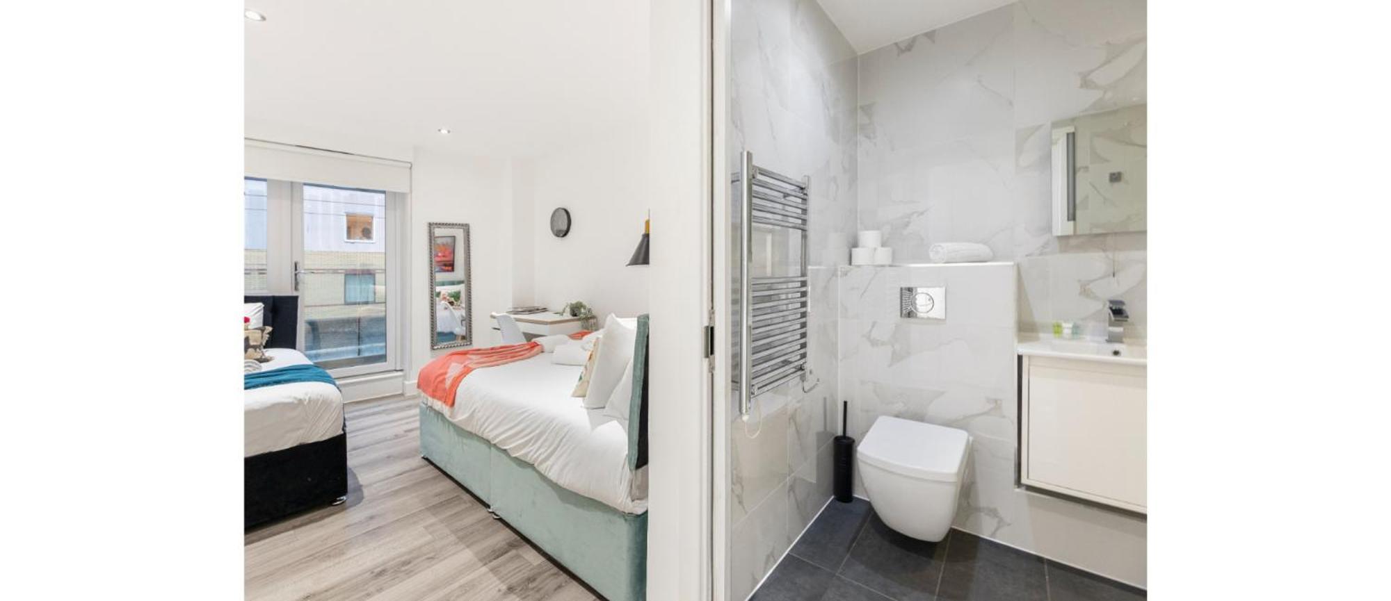 A Splash Of Color: Spacious & Funky 3-br Flat * Londra