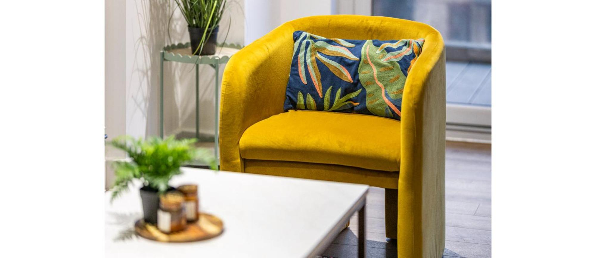 A Splash Of Color: Spacious & Funky 3-br Flat *