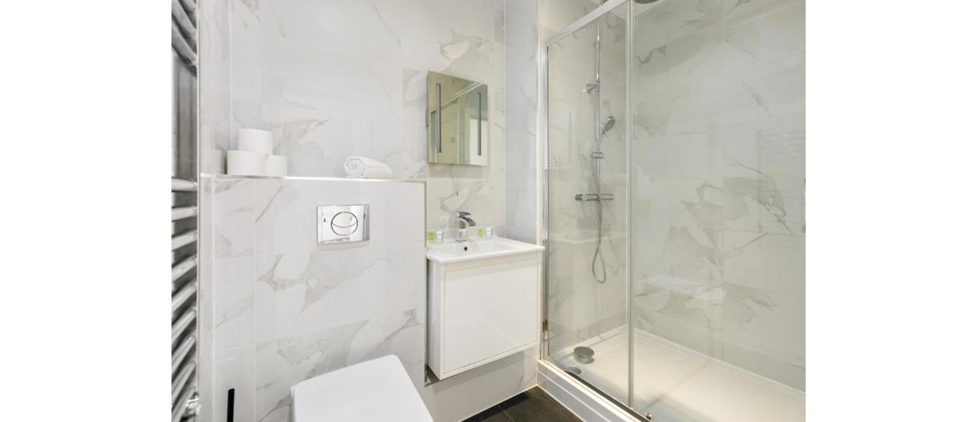A Splash Of Color: Spacious & Funky 3-br Flat